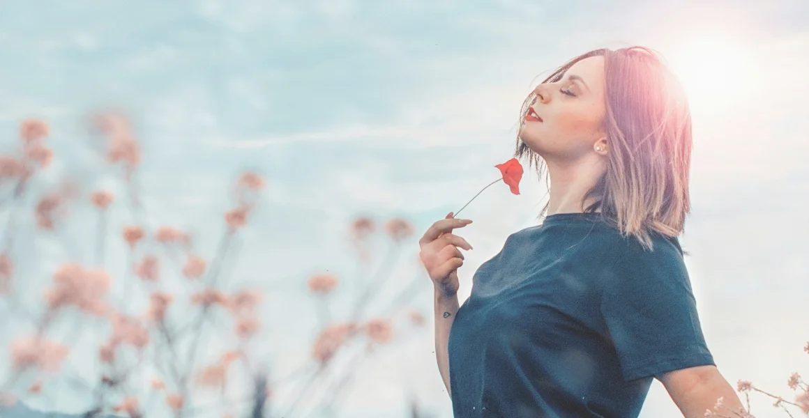 花を顔に当てる女性